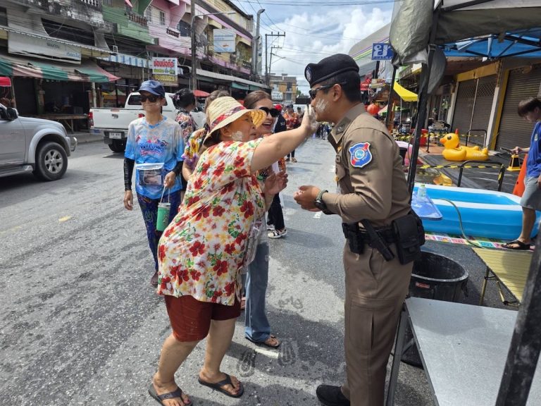 ตำรวจท่องเที่ยวระยอง ดูแลความปลอดภัย นนท. สงกรานต์ 2568